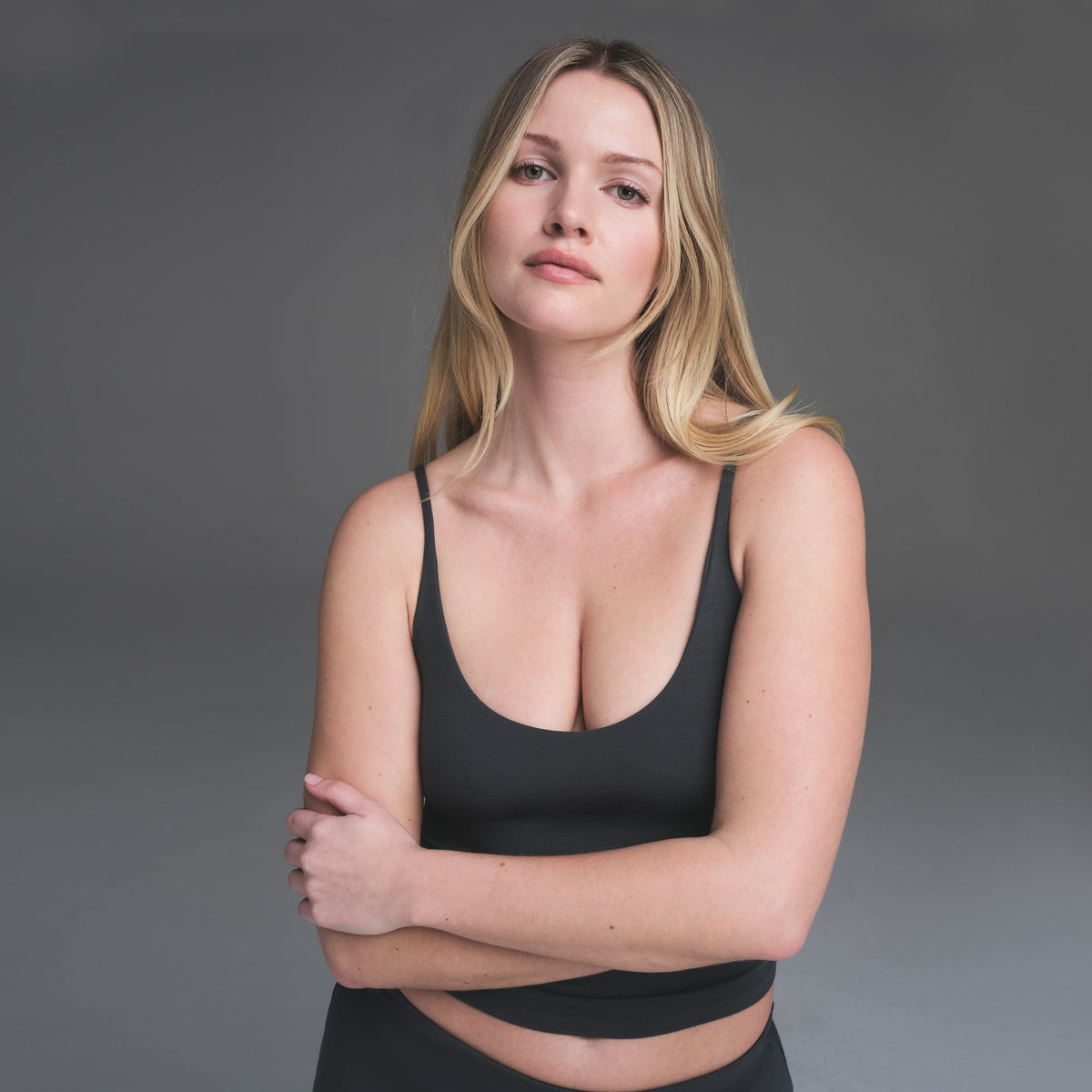 SMOOTH LAYERS SCOOP NECK CAMI | GRAPHITE